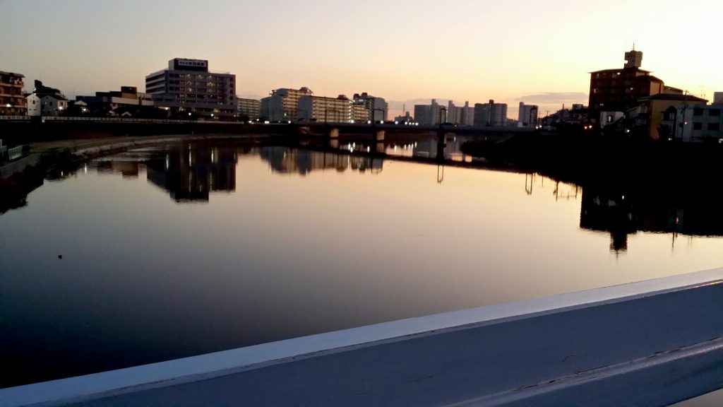 相川の夜明け