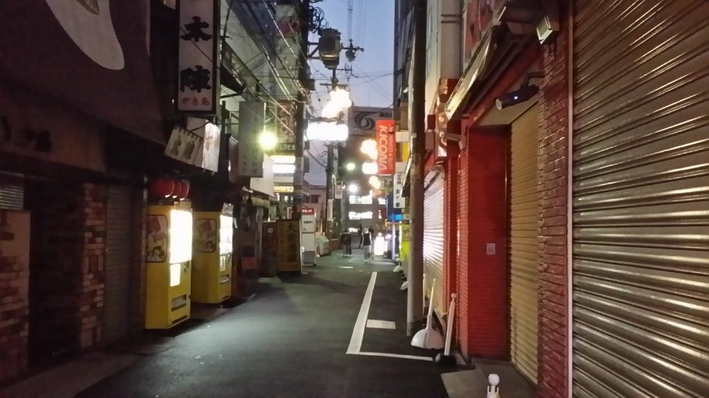 大阪の町十三の明け方の風景